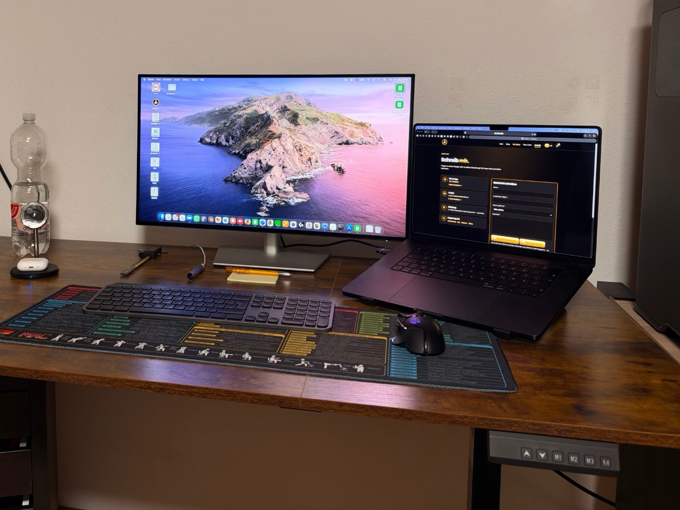 Arbeitsplatz mit Monitor und Laptop