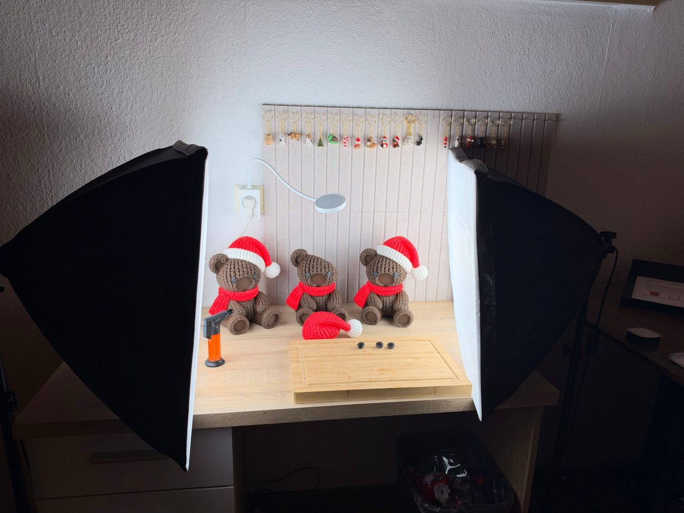 Fotoecke mit Strick-Teddys und Schlüsselanhängern